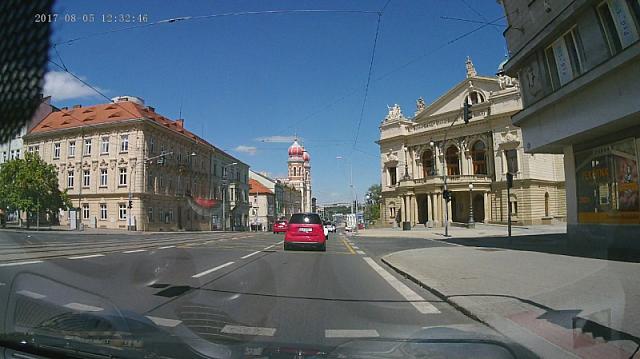 Vpravo divadlo J. K. Tyla,